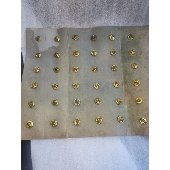 Hat Tacks Lot Of 36 From 70s Most Great Condition Cardboard Display Is Poor - Picture 10 of 13